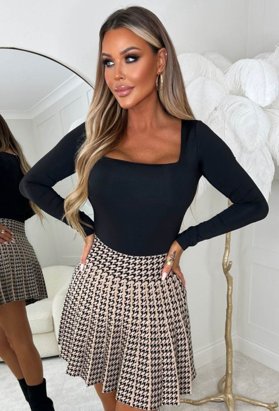 Hot Coco Fantasy Beige Knitted Pleated Houndstooth Mini Skirt Skirts